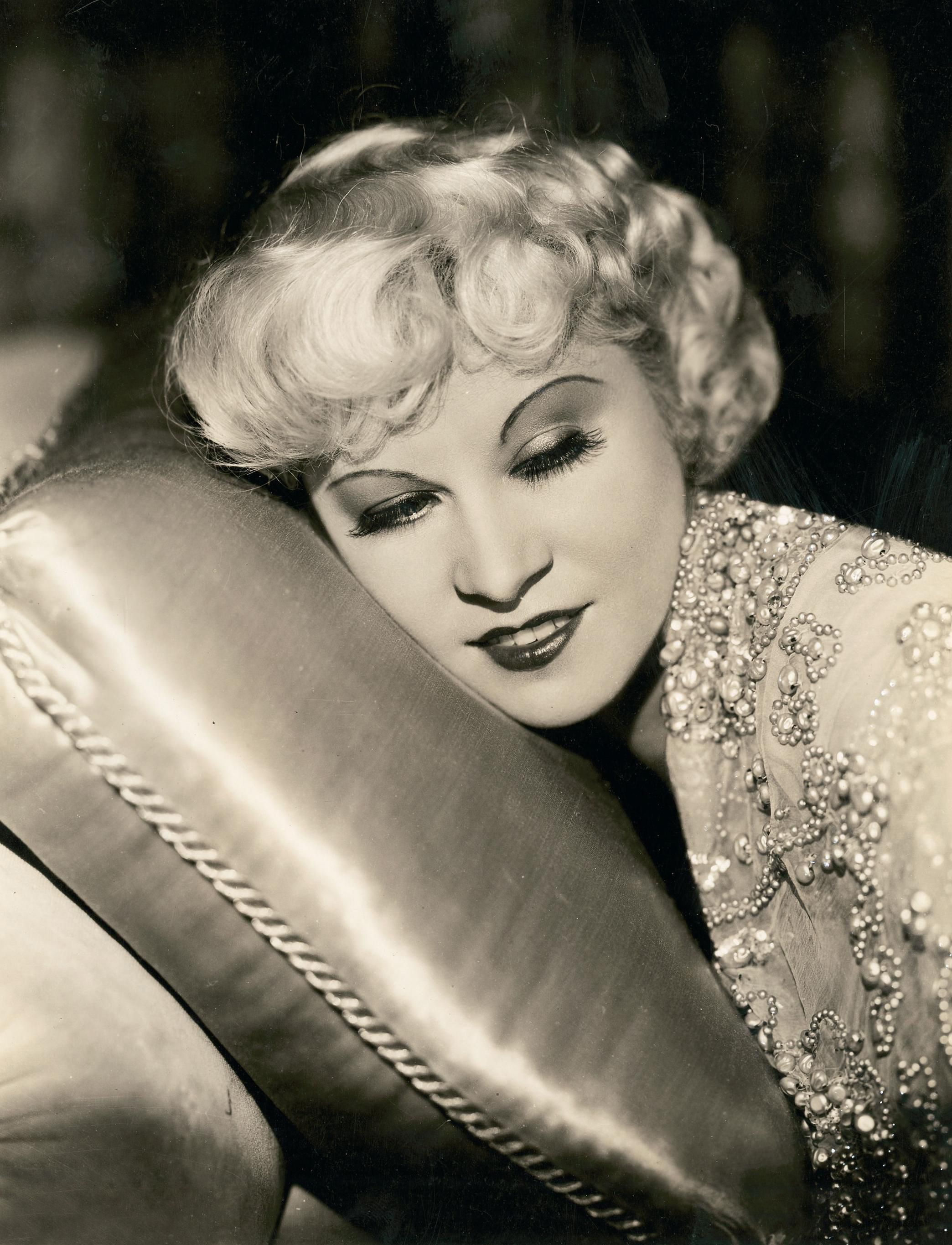  p>梅·韦斯特(mae west,1893年8月17日—1980年11月22日),出生于纽约