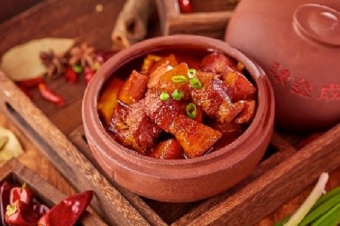 辣叁成是一个重庆烧菜火锅行业的品牌