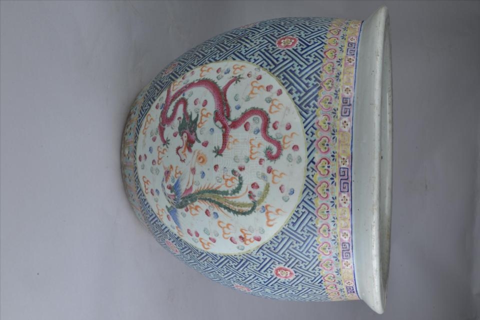 清粉彩锦地开光龙凤大瓷缸