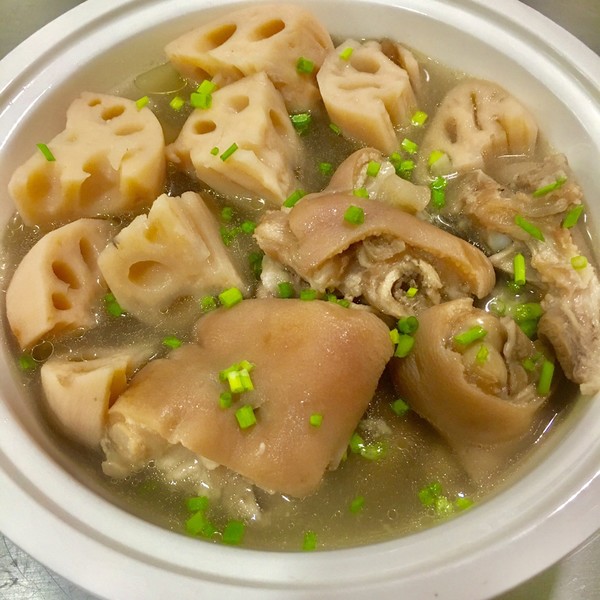  p>猪蹄莲藕汤主要由莲藕,猪蹄肉,红豆, a href="#" data-lemmaid="