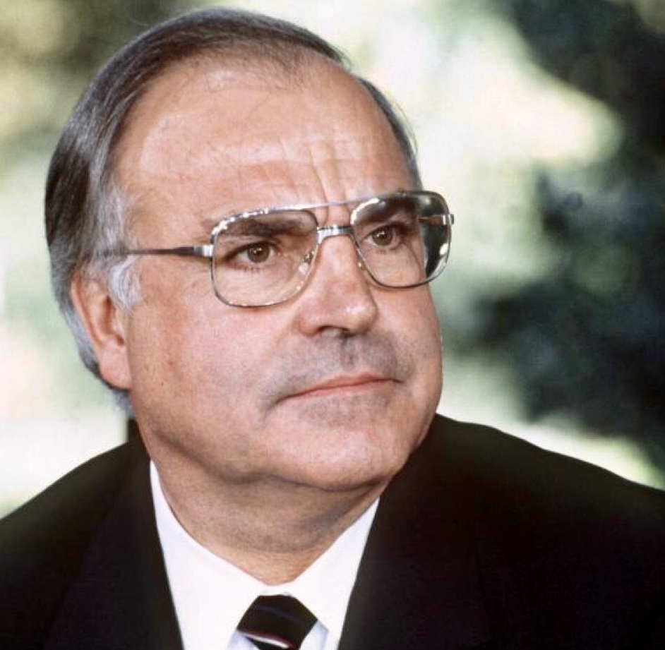  p>赫尔穆特·科尔(helmut kohl,1930年4月3日—2017年6月16日),生于