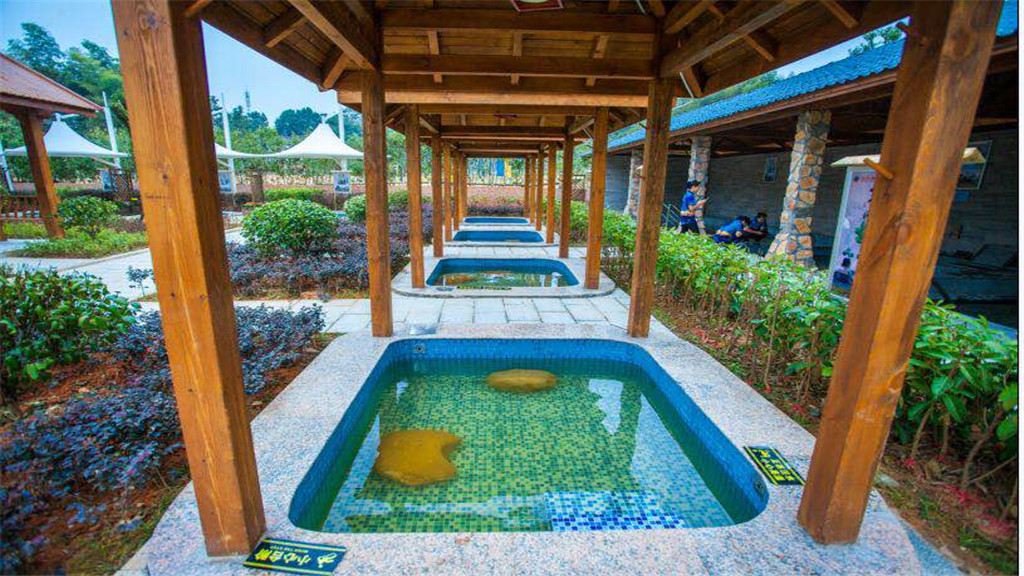  p>鸿天康逸温泉山庄位于长沙市宁乡市灰汤镇灰汤村1组(灰汤村柏杨坡