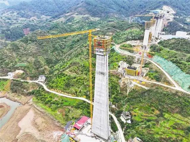 双线特大桥位于重庆市涪陵区李渡街道境内,为渝万高速铁路重庆至万州