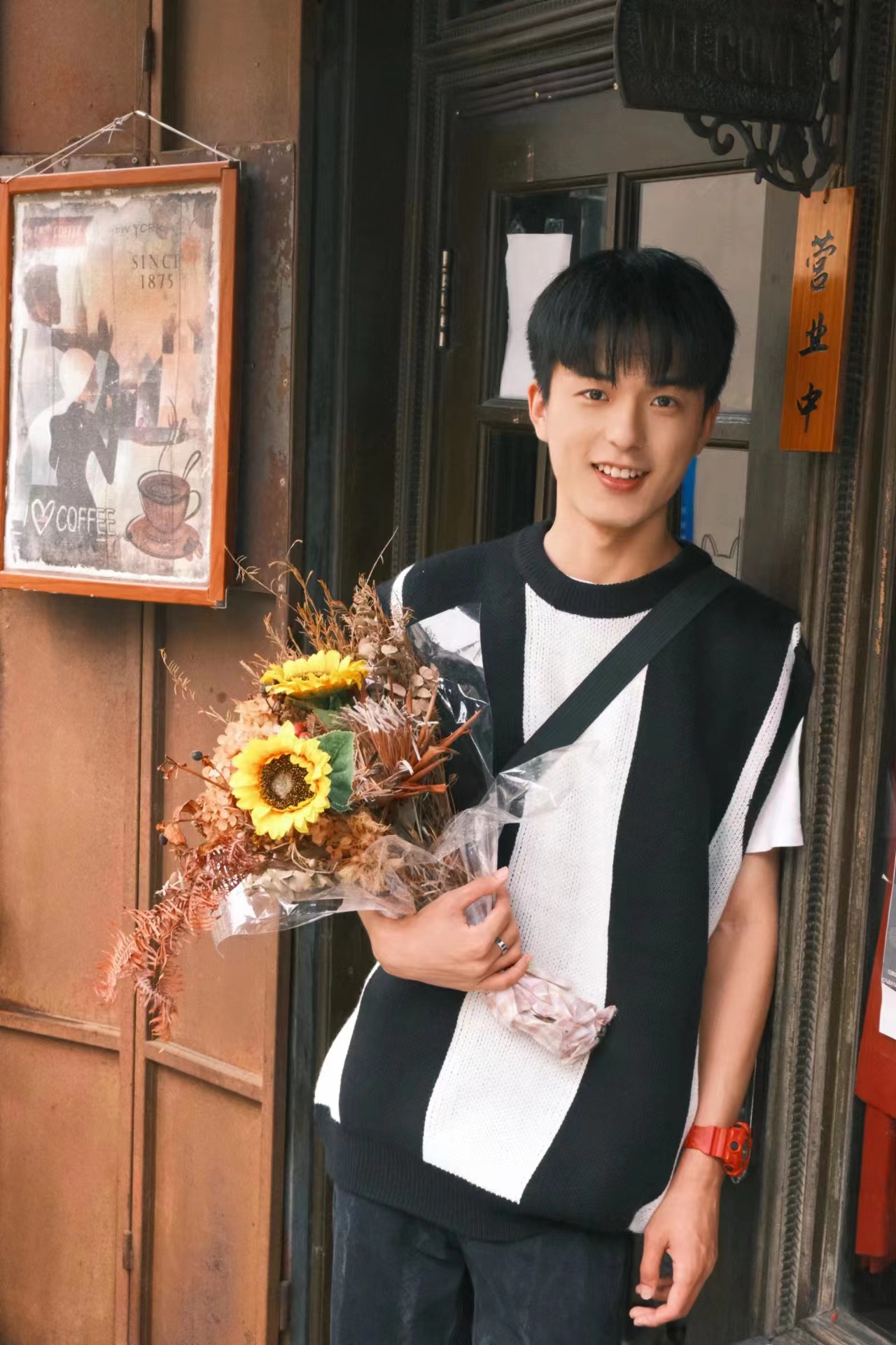  p>王煜霖,中国内地影视男演员,2020年因出演网络古装甜宠穿越剧 span