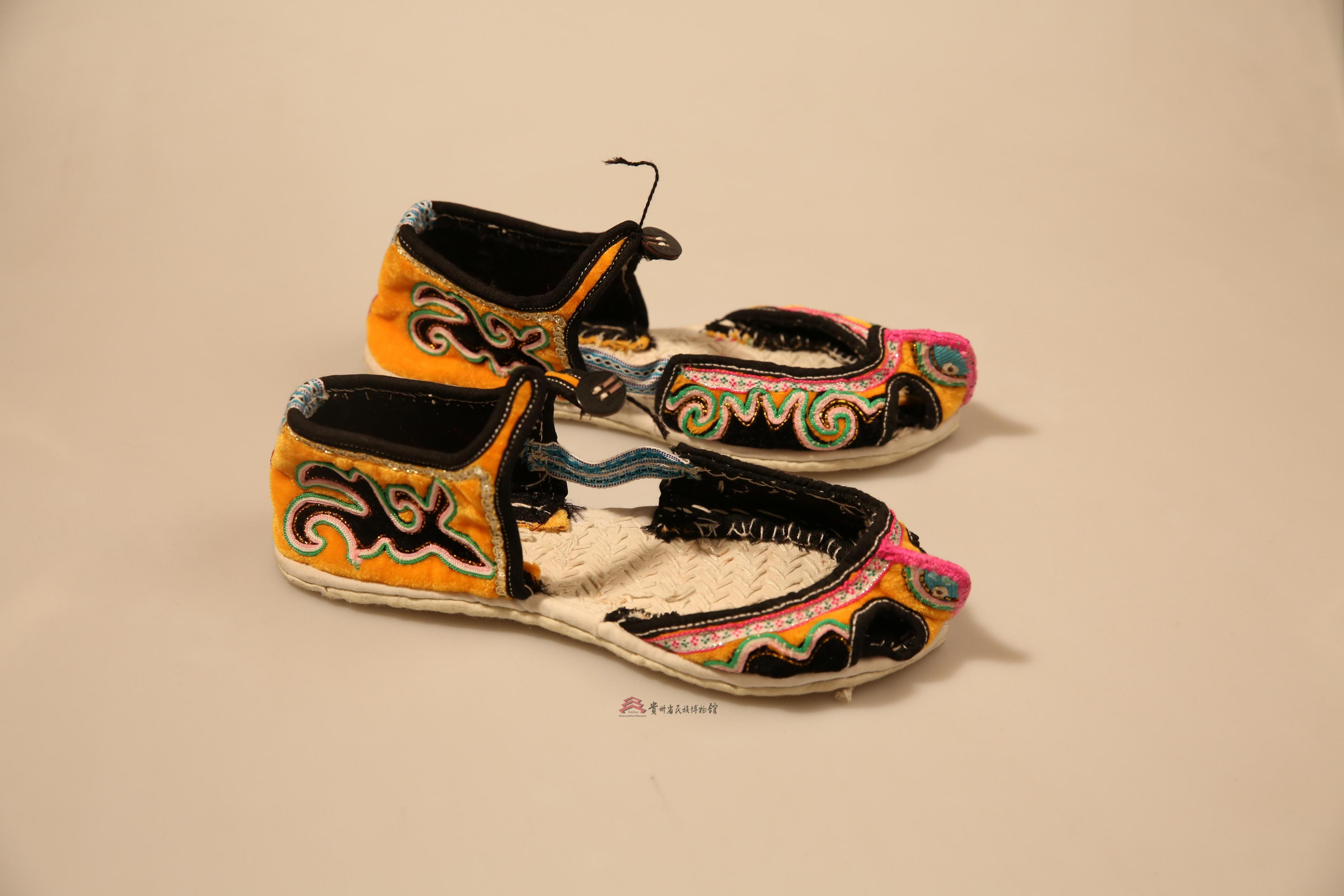 当代安顺屯堡汉族翘鼻绣花布凉鞋