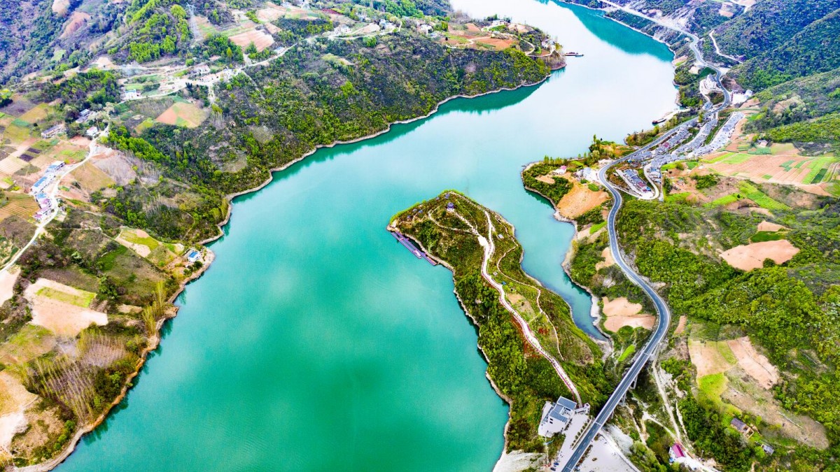 樱花岛旅游景区位于湖北省 a target="_blank" href="/item/十堰市