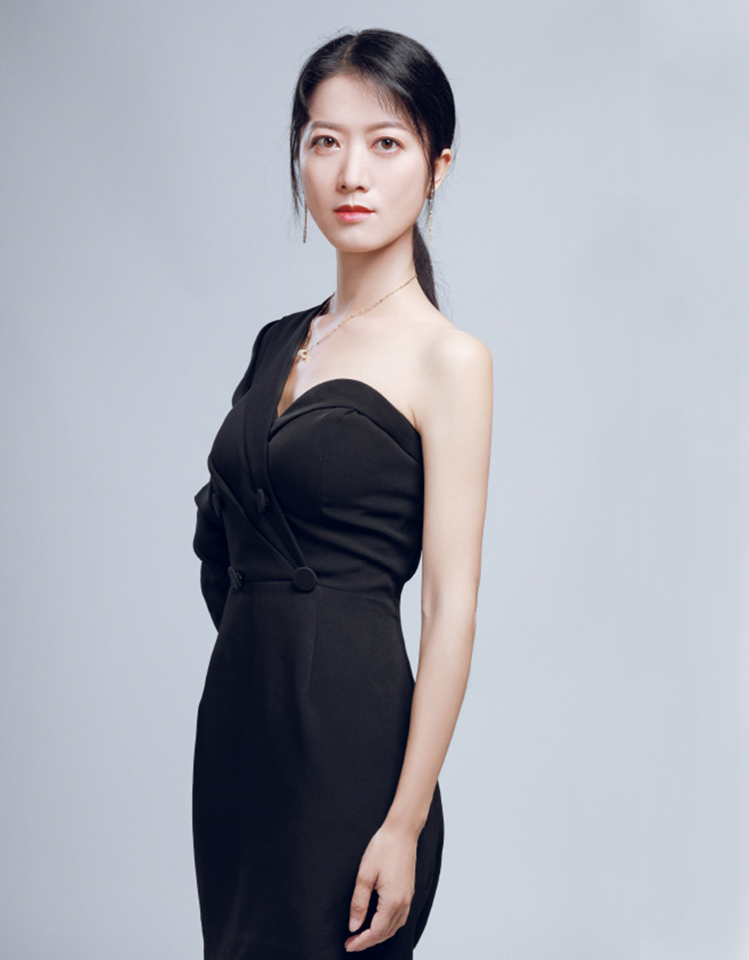 2017年,出演抗战剧《 a target="_blank" href="/item/烈火刀影