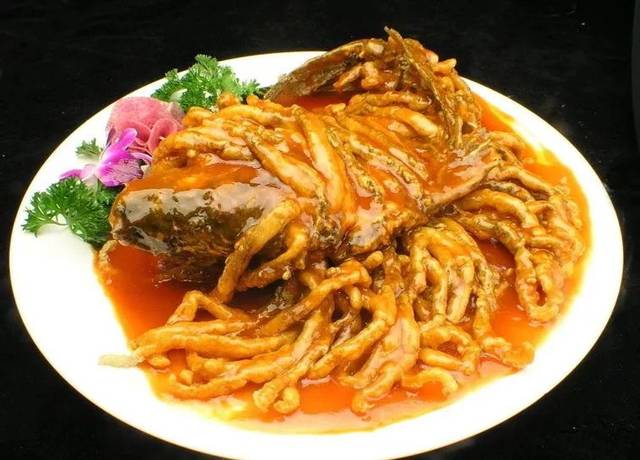 该菜品以鲤鱼为主料,辅以盐,葱,辣椒粉,五香粉制作而成. /p>