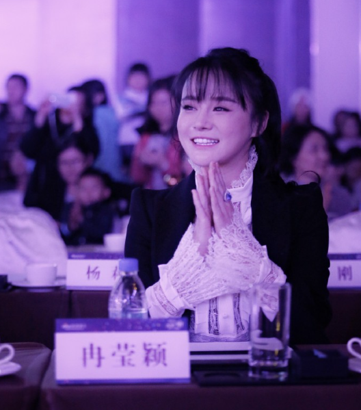 冉莹颖在2016年度中国榜样父母奖现场