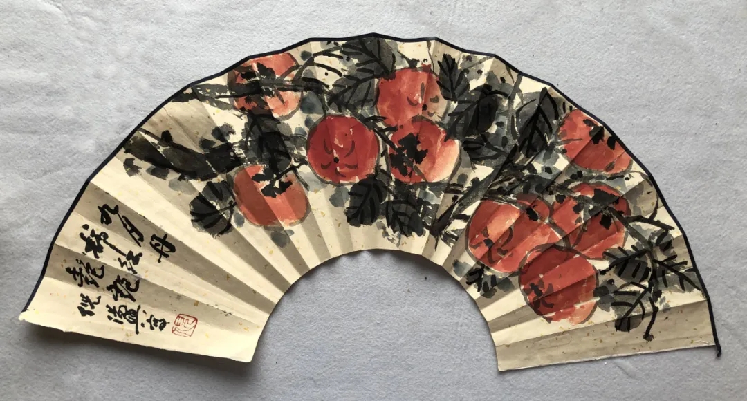 专攻山水,擅长枇杷,柿子,梅花等.师承陆抑非,孔仲起,吴山明,柳