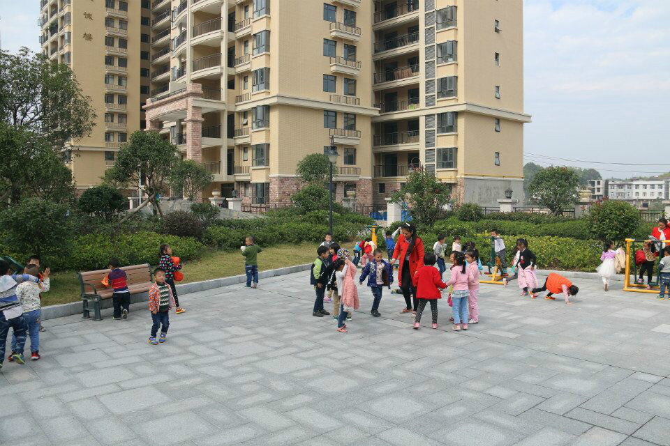 通城县滨江幼儿园地处于平安滨江苑内,占地面积有3800余平方米,<a