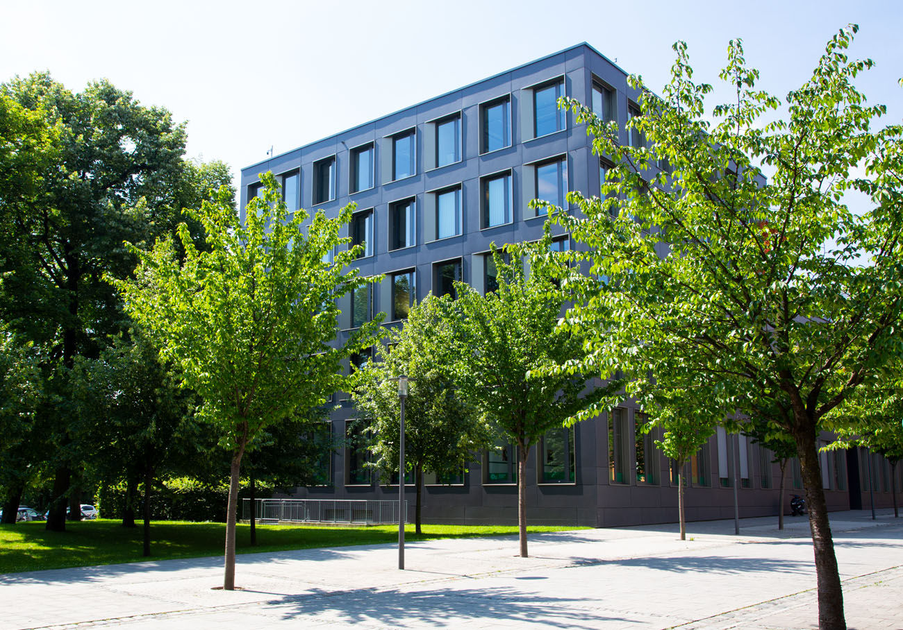  p>欧洲大学即eu商学院是一所获得国际认证并且拥有多个校区的商学院.