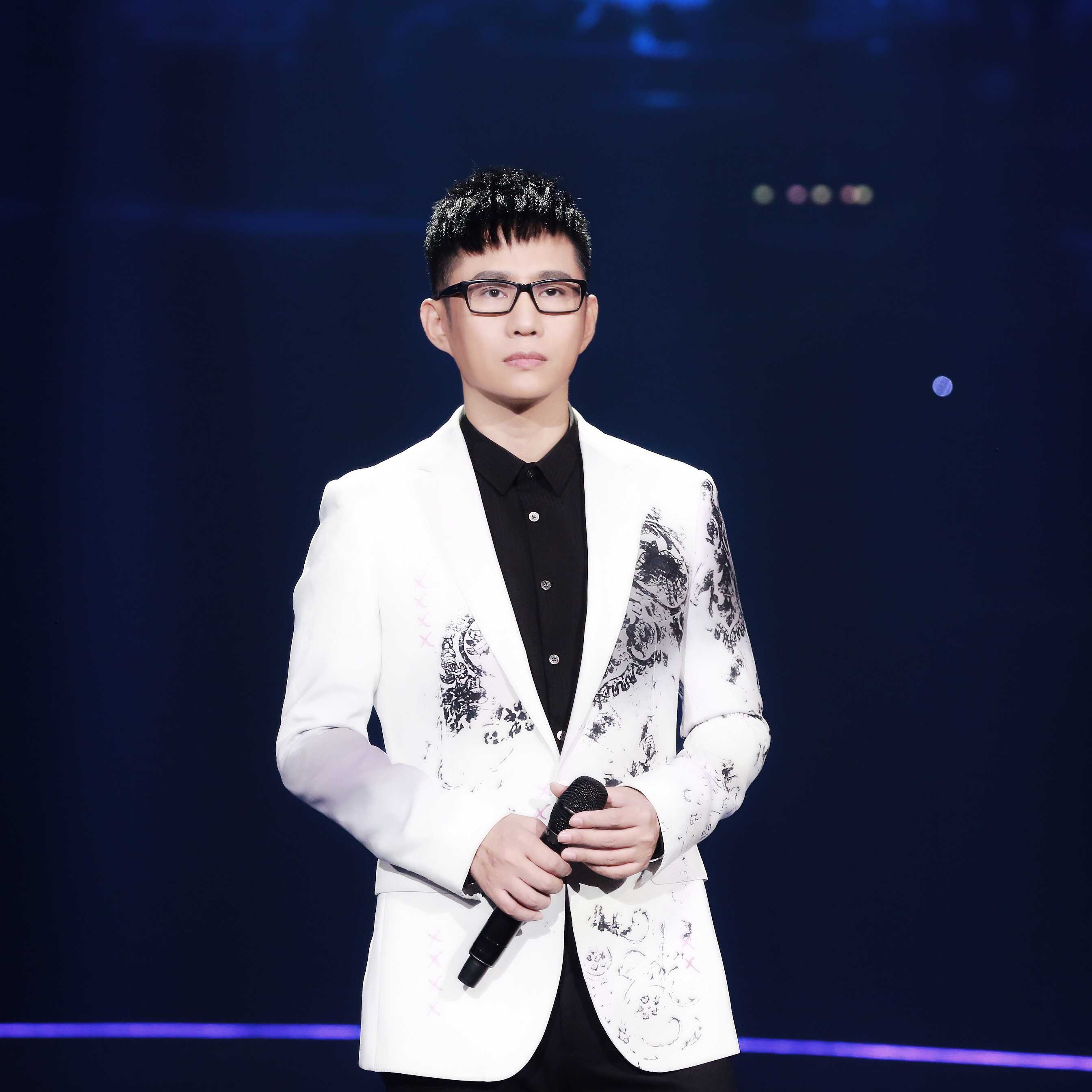  p>石头,本名王卓实,11月14日出生于中国吉林省吉林市,中国内地流行男