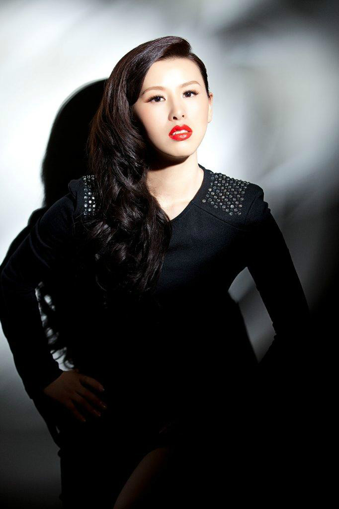  p data-id="gnwxjy7fnt">王雅洁,中国内地女歌手,空政文工团青年歌唱