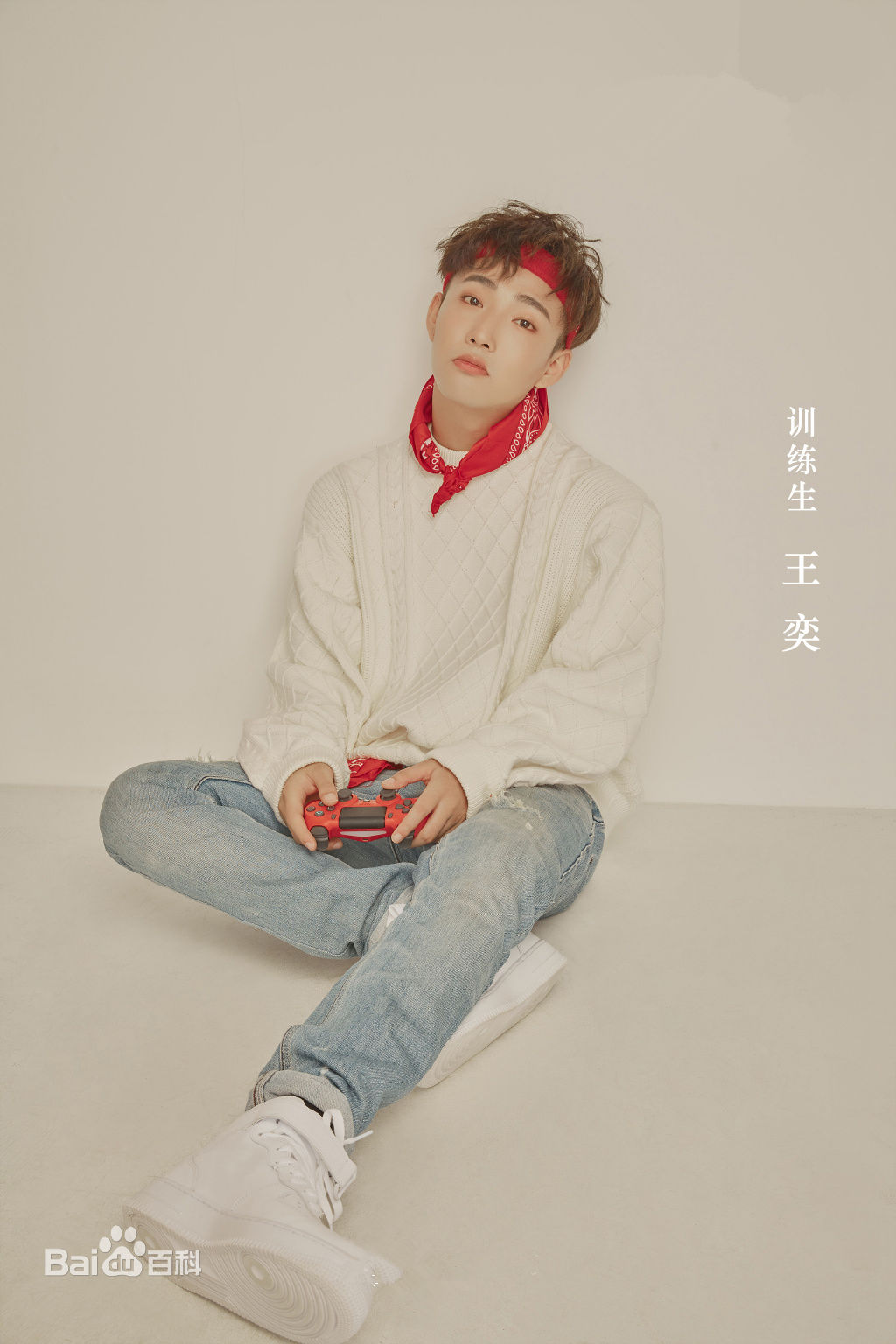 晚上在寝室!石锌拿着吉他!toy王奕写出了这首!出来在经过tanx的修改!