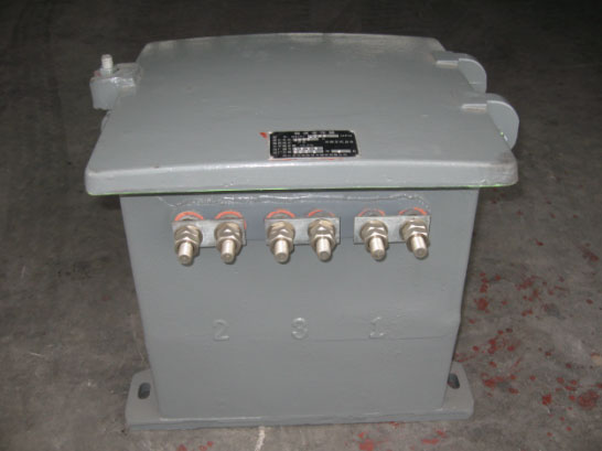 对轨道电路中的信号电流起绝缘作用的一种特殊的变压器