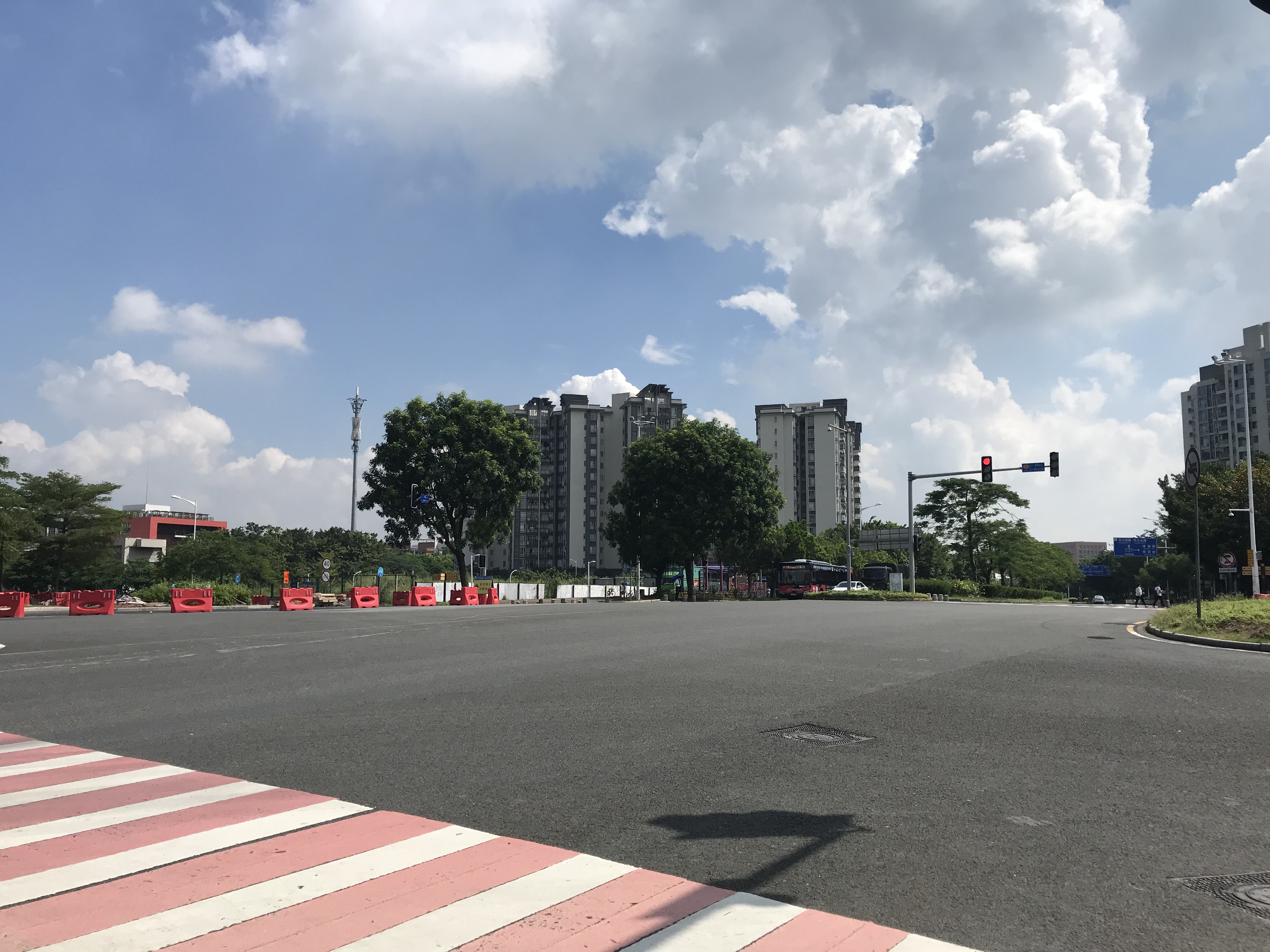  p>广州大学城,位于广东省广州市番禺区小谷围街道,城区分布在珠江