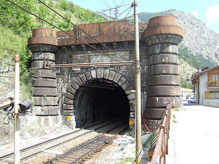 cenis railway tunnel) /p> p>又称佛瑞杰斯峰隧道,位于法国东南尼斯