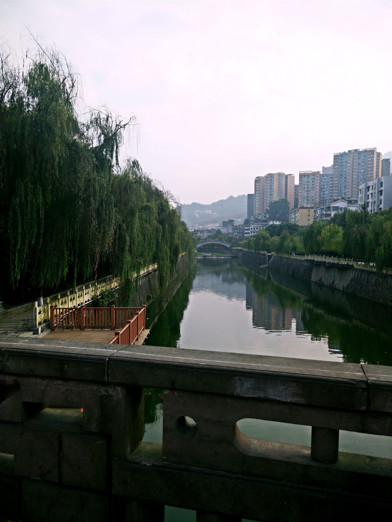  p>黔江区隶属于重庆市,位于 a target="_blank" href="/item/重庆市