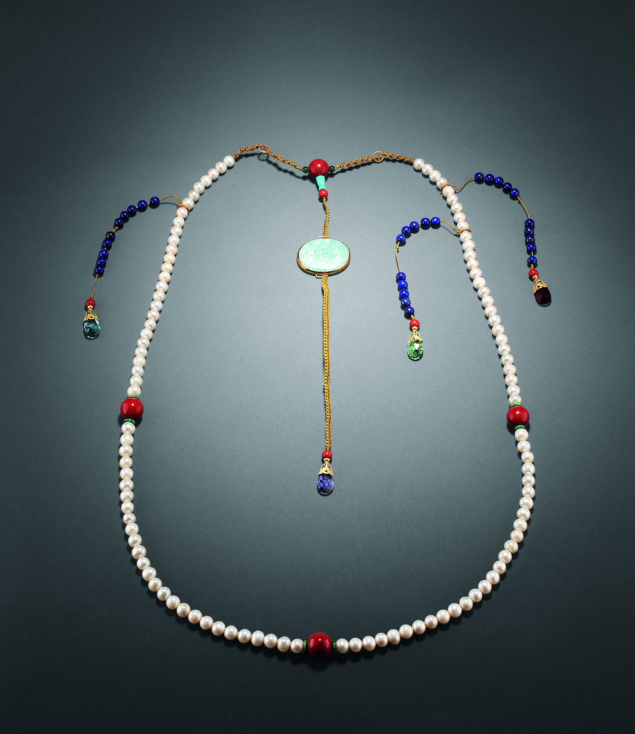 朝珠是清朝礼服的一种佩挂物,挂在颈项垂於胸前.