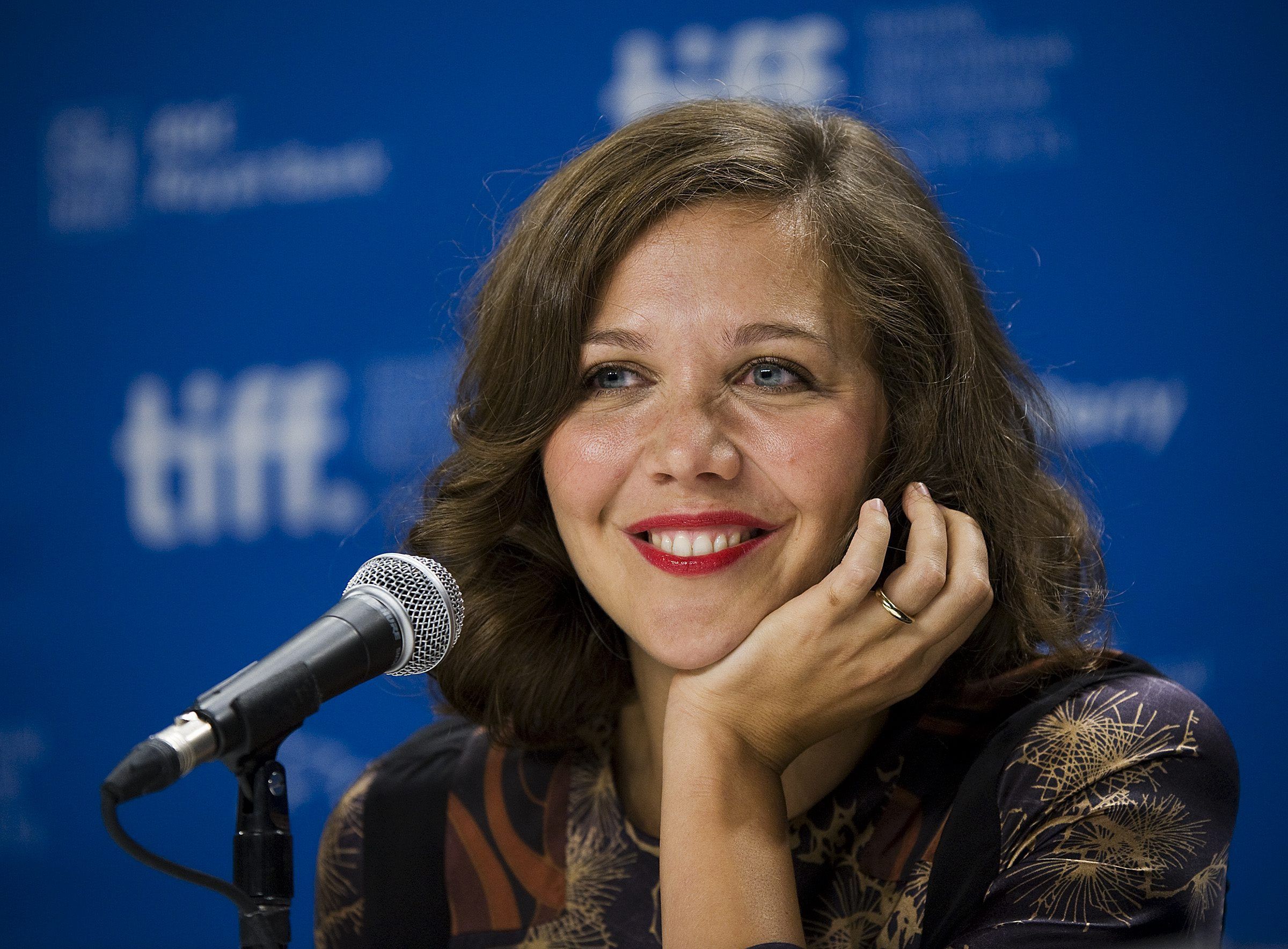  p data-id="gnta2d4i91">玛吉·吉伦哈尔 i>(maggie gyllenhaal /i>)