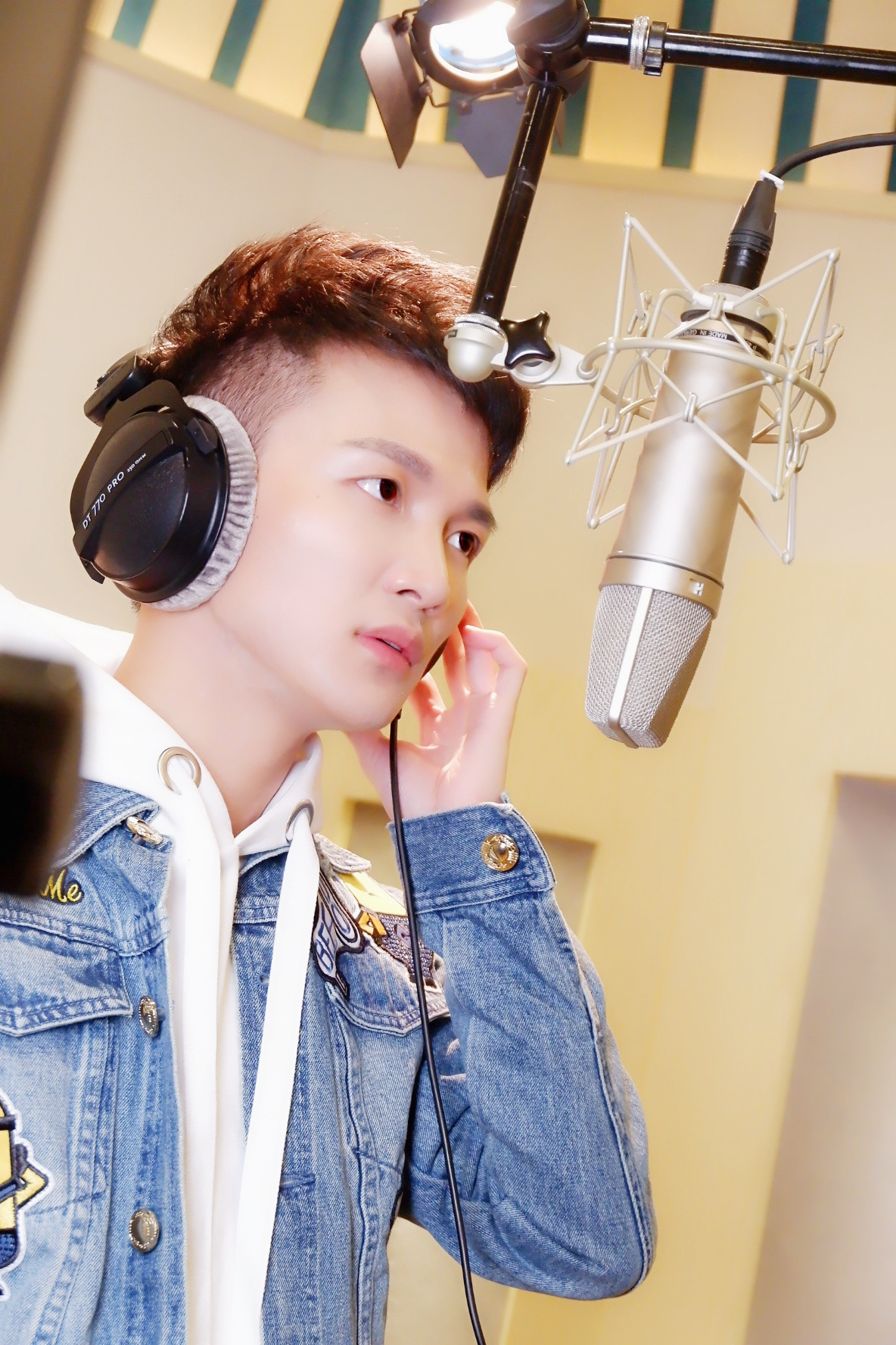  p>周深,1992年9月29日出生于湖南邵阳,长于贵州贵阳,中国内地男歌手