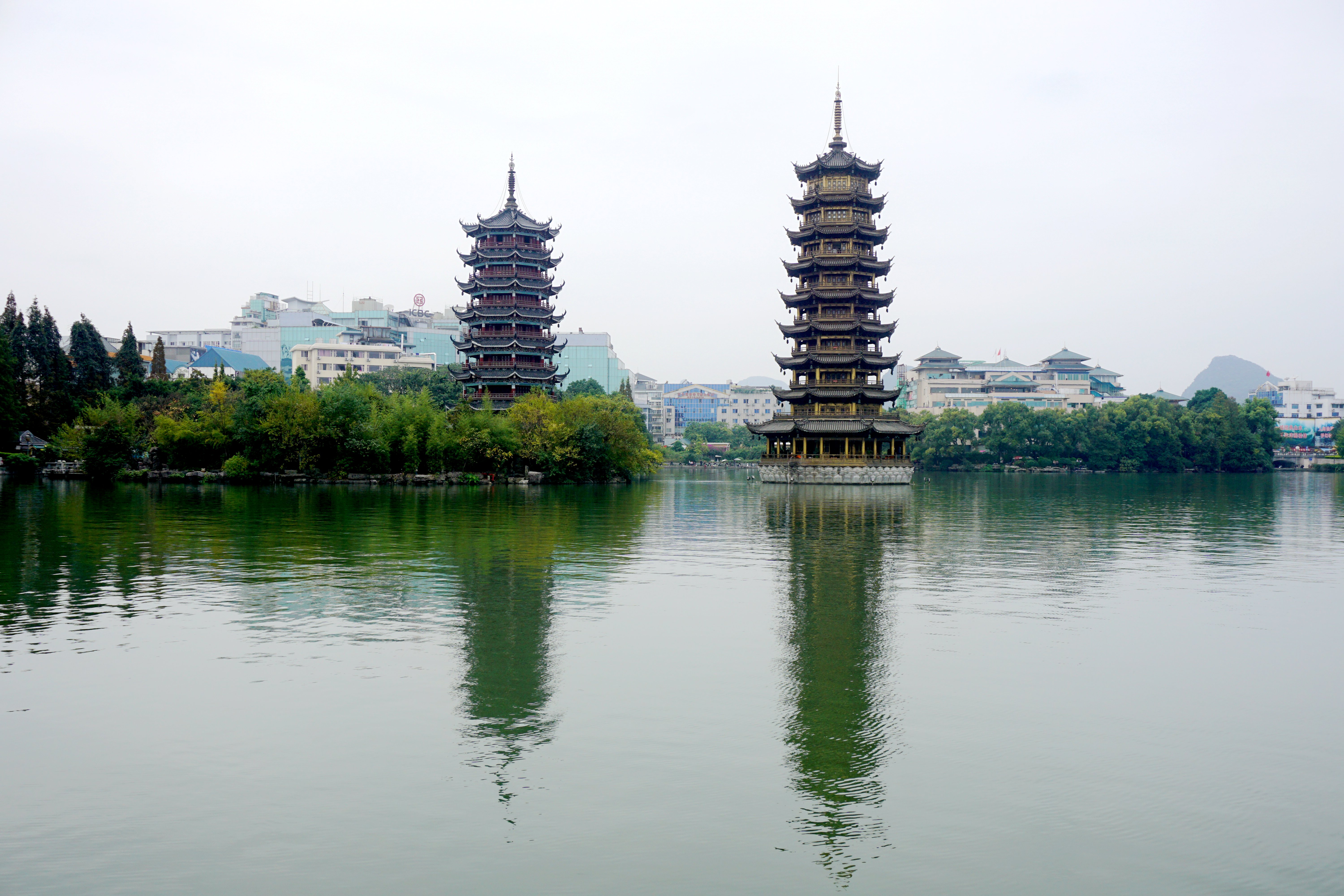  p data-id="gnx8tc9tb0">日月双塔文化公园,位于桂林市象山区文明路