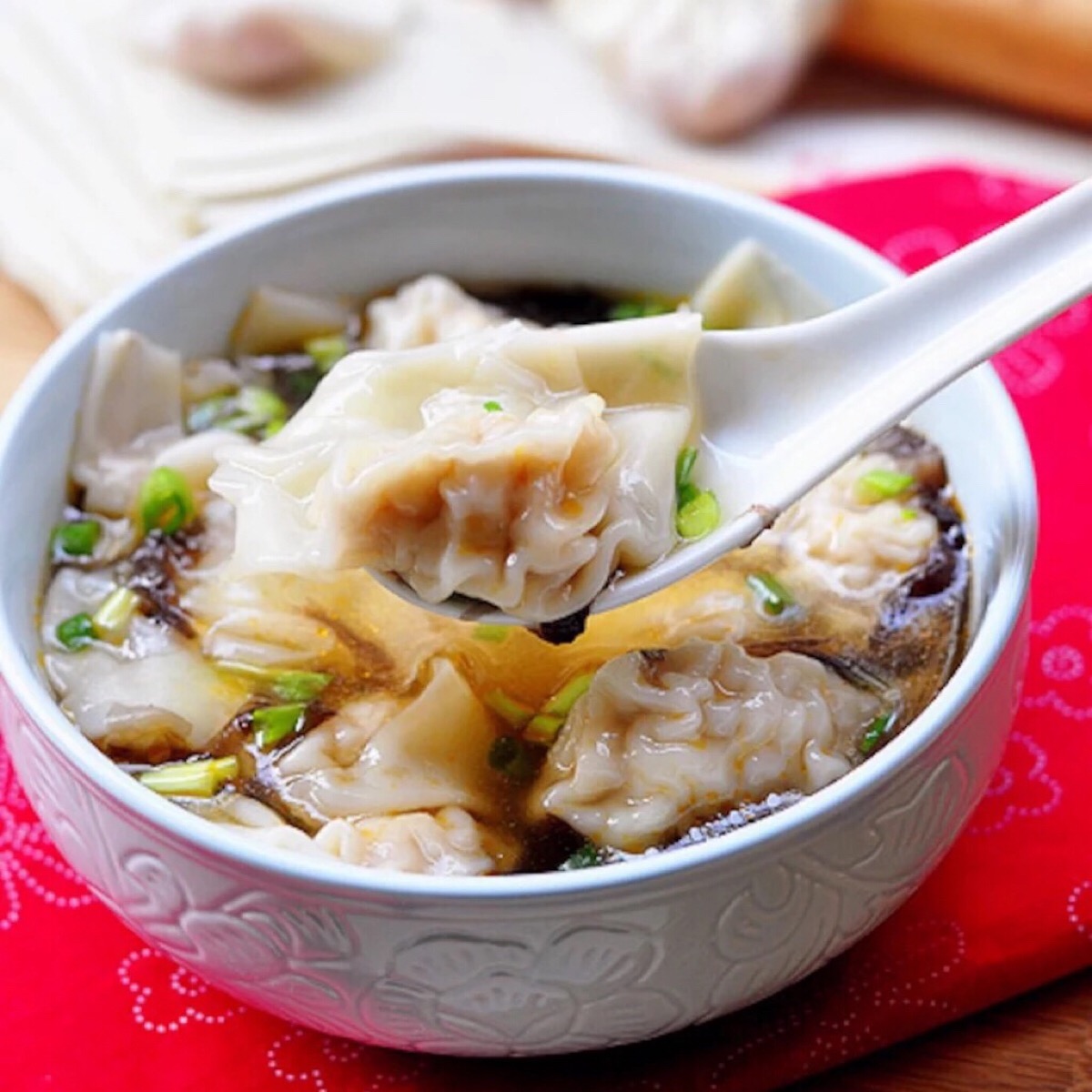  p>馄饨是一道中国美食,汉语拼音是hún tún 或者hún tun 轻声;粤语