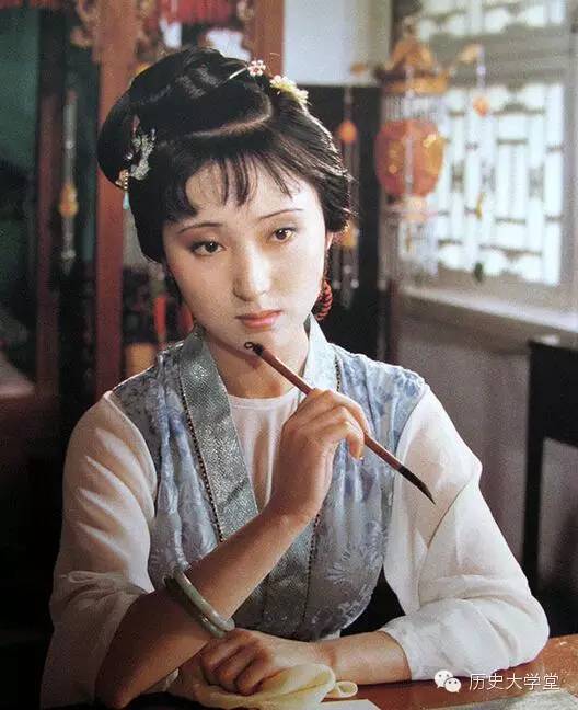 林黛玉和薛宝钗的比较分析,你会更喜欢谁?_百科TA说