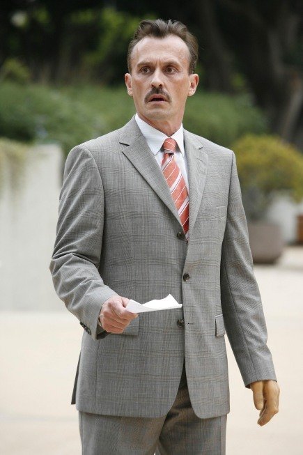  p>罗伯特·克耐普( i>robert knepper /i>),1959年7月8日生于俄亥俄