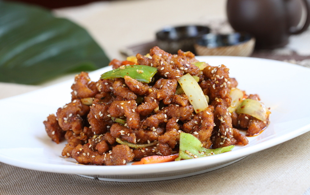  p>炒烤肉是用羊腿肉制作的一道家常菜,色泽红亮,香味浓郁,瘦而不柴.