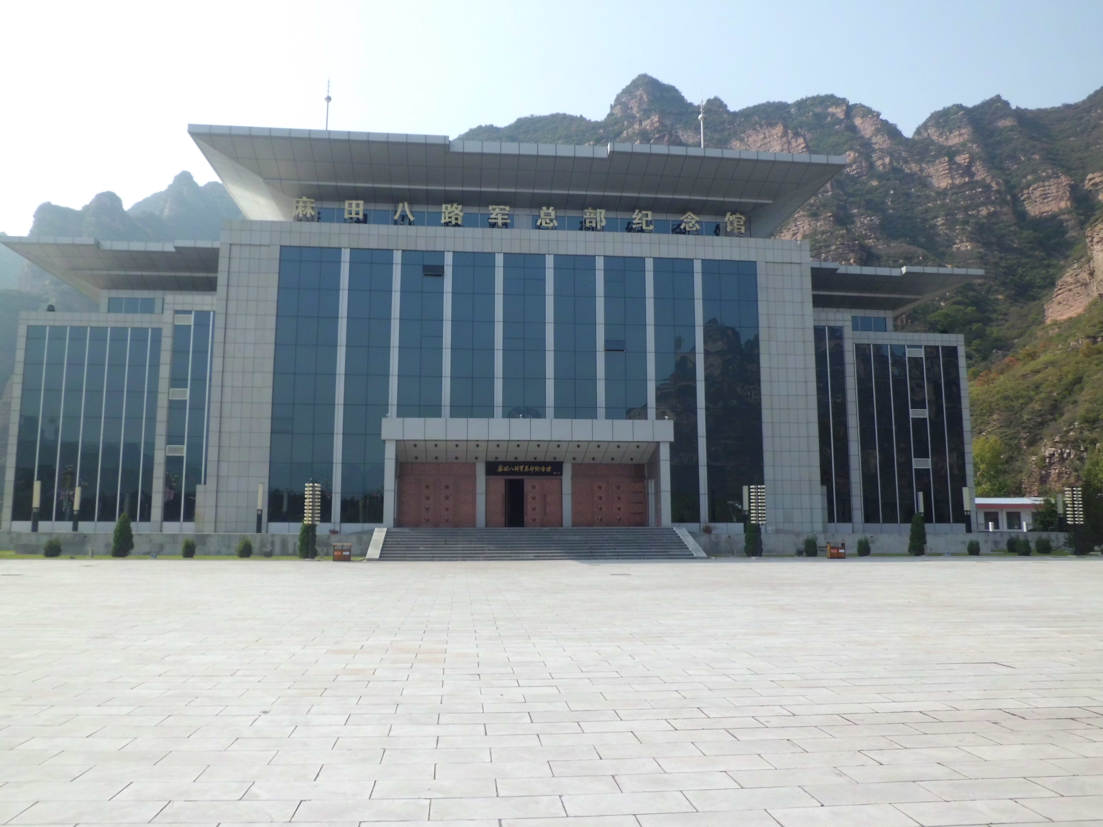 纪念馆坐落在距山西省晋中市左权县城南45公里麻田镇上麻田村西南部