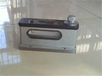  p>合像水平仪是具有一个基座测量面,以测微螺旋副相对基座测量面调整