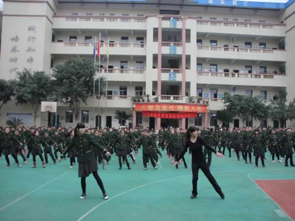  p>盐亭外国语学校是绵阳市第一所在县城创办的现代化,寄宿制民办公助
