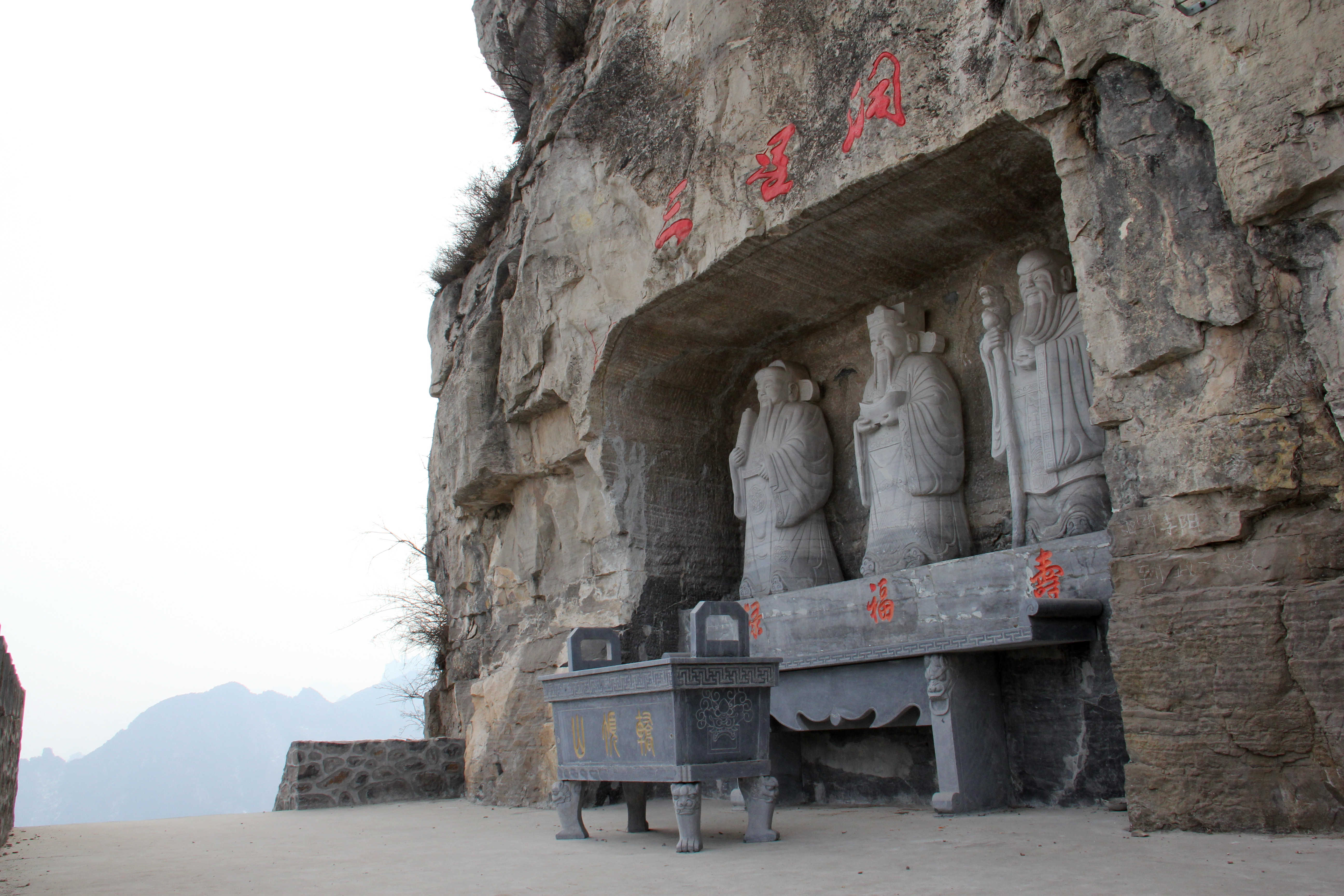  p>轿顶山景区位于河南省辉县市西北部的沙窑乡小井村,距新乡市55公里