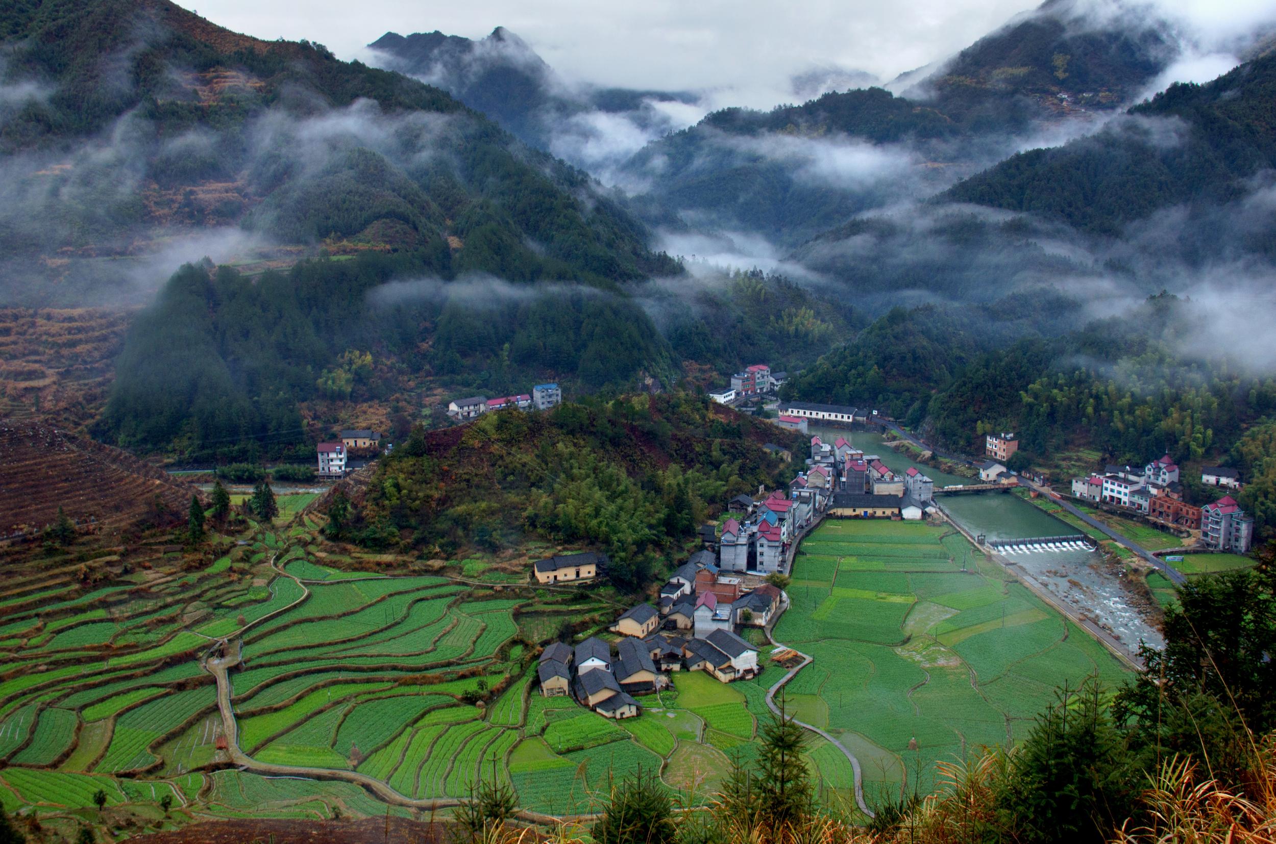 为空间,以人文无干扰,生态无破坏,以游居和野行为特色的村野旅游形式