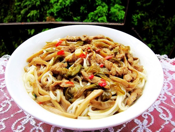 杏鲍菇肉丝炒面