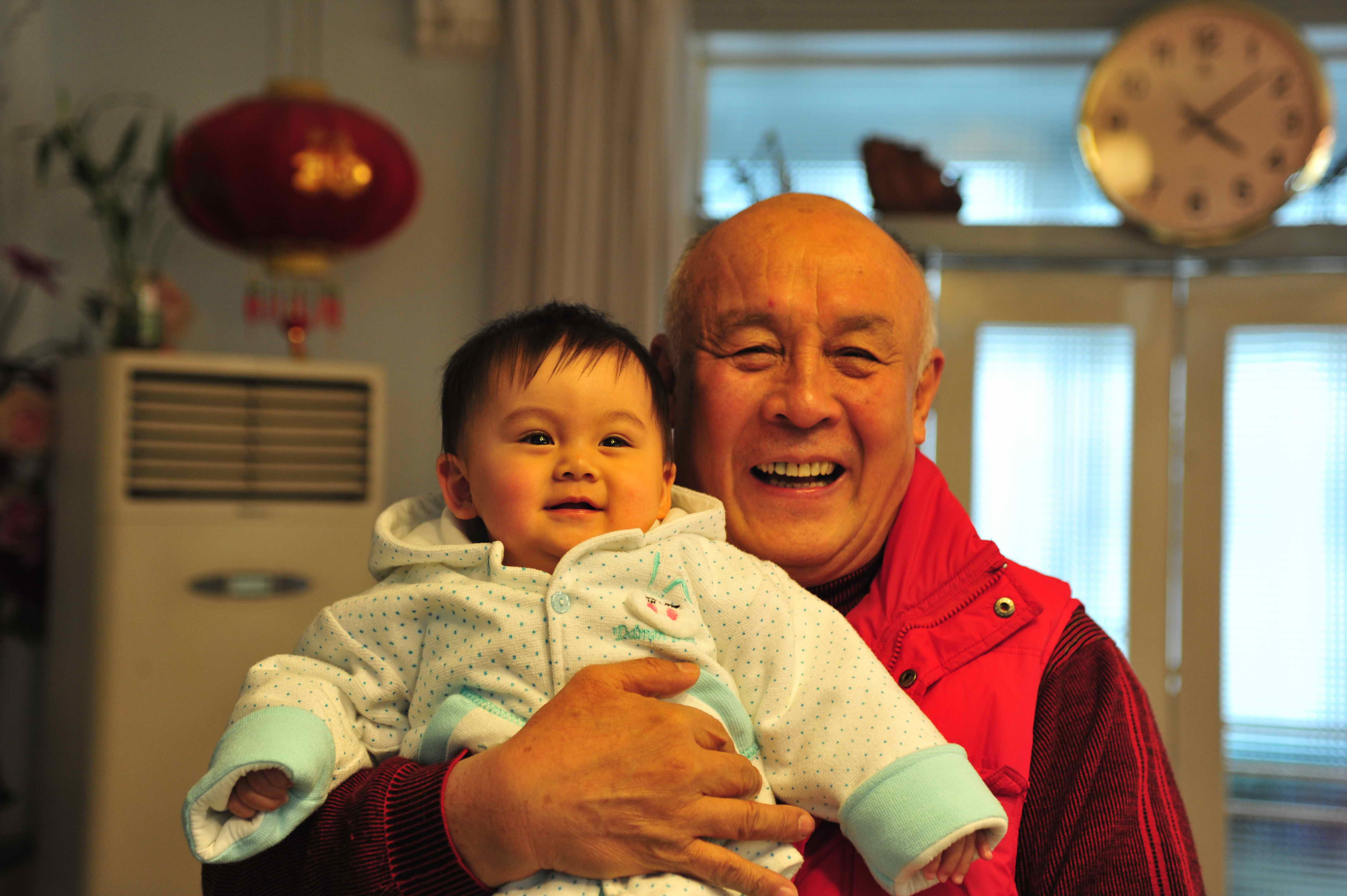  p data-id="gnt0akhhnw">许还山,1937年7月13日出生于中国江西省