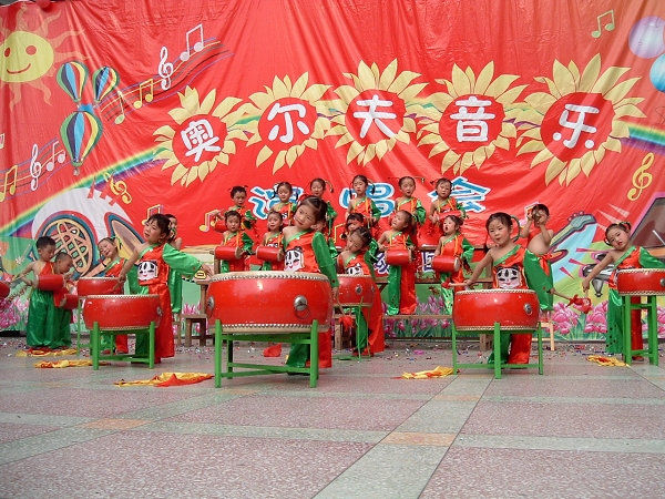 距今68年它先后4次迁址两次并园,4次更名曾命名为仁寿县机关幼儿园.