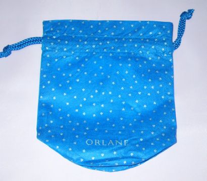  p>口袋指指缝在衣服上用以装东西的袋形部分,衣兜.