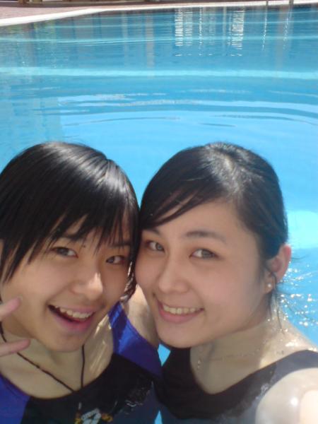 现与另3位差不多同龄的新人陈静宜,郭素u及刘丽芝组成"girls 4 u 四