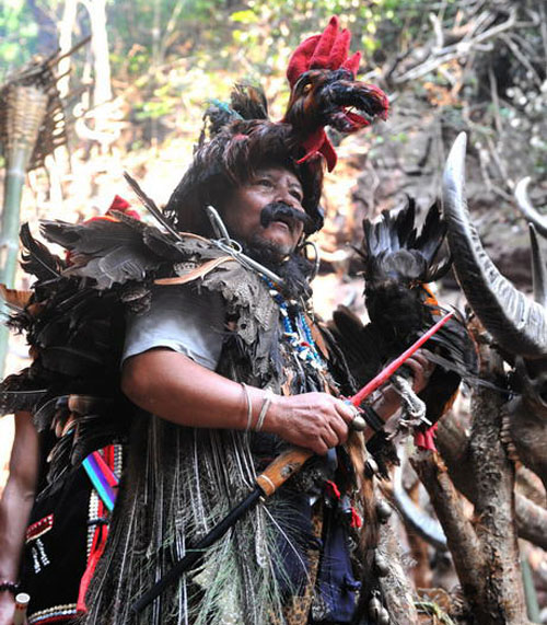  p>祭龙摩爷是云南佤族人的传统宗教祭祀活动,每逢重大节庆日举行祭祀