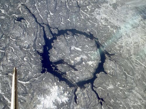 加拿大曼尼古根陨石坑位于加拿大北部,又名"