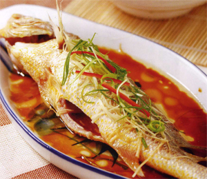  p>清蒸黄花鱼是江苏省传统的特色名菜,属于苏菜系,也是一道民间家常