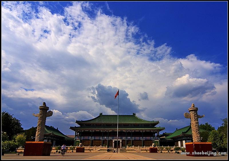  p>首都图书馆位于北京市朝阳区东三环,是北京市综合性大型公共图书馆