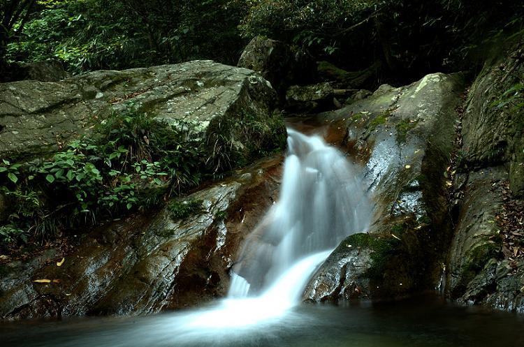  p>九峰十二渡水位于南岭山脉大庾岭阳东山,距乐昌城四十多公里,从
