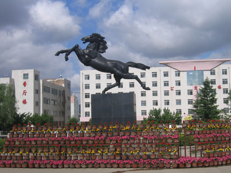 href="/item/松花江">松花江 /a>中学是国有公办学校,位于吉林市省