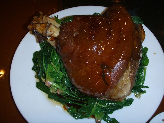  p>红烧蹄膀是以 a href="#" data-lemmaid="9234741">猪肘 /a>为主要