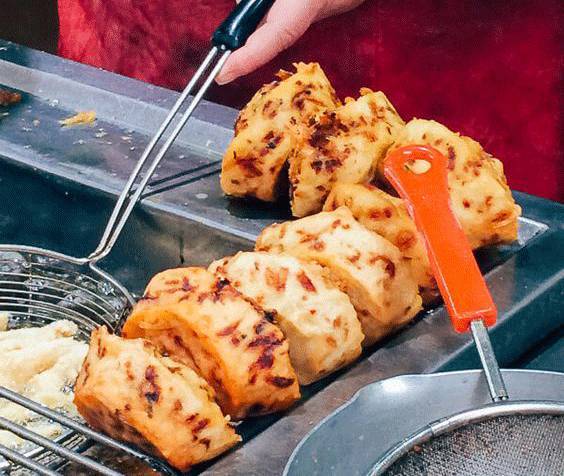  p>油墩子,油墩子是上海的街头小吃.