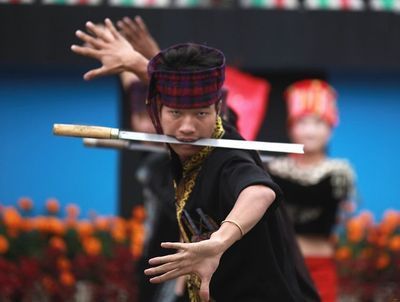  p>"刀舞"是景颇族很有特色的男子民间舞蹈,景颇语称"恩吐拳",载瓦支